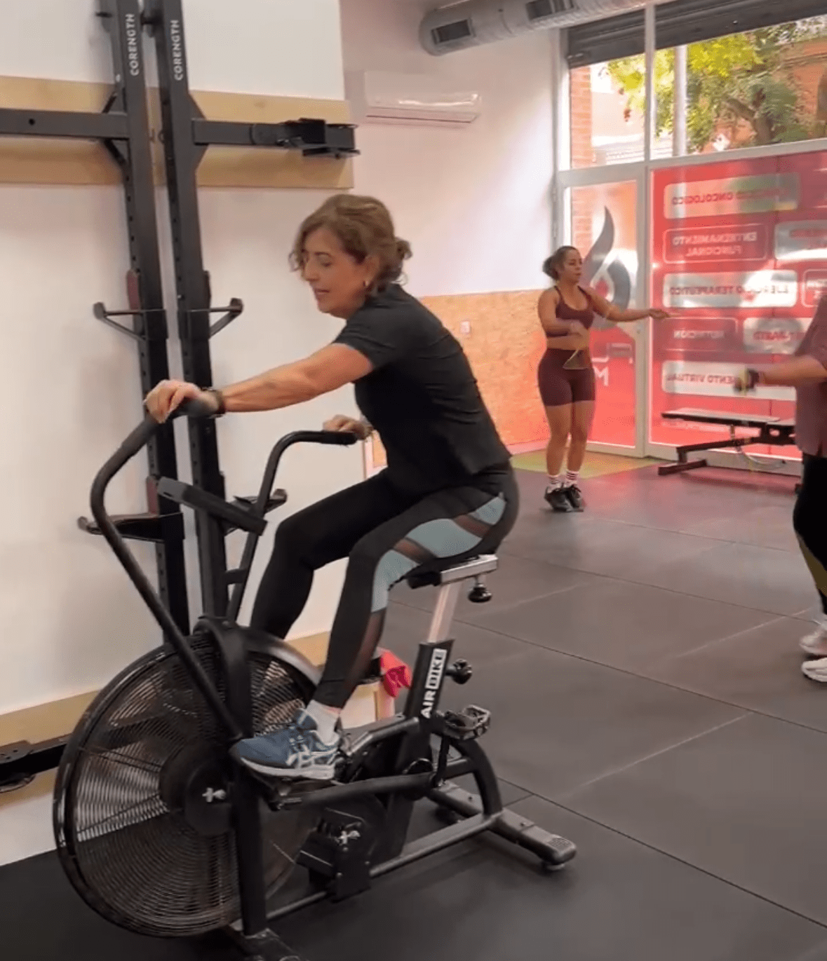 Lee más sobre el artículo Gimnasio en Los Bermejales o centro de entrenamiento: diferencias antes de apuntarte