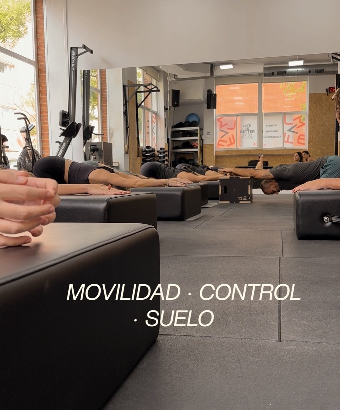 Yoga Funcional trabajando movilidad, control corporal y suelo en FLAME Sevilla