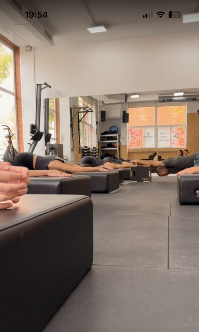 Grupo reducido trabajando movilidad durante Yoga Funcional en FLAME
